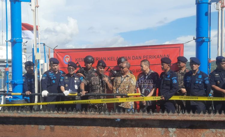Tak Kantongi Izin, Dirjen KKP Segel Kapal Pengeruk Pasir Laut di Lamongan
