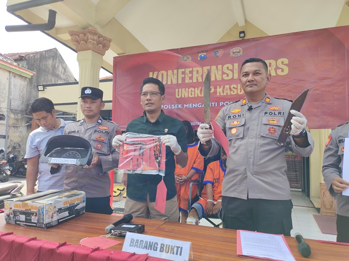 Pasutri Asal Surabaya Ditangkap Polisi Gresik Usai Curi Speedometer Mobil dan Satu Set Panci