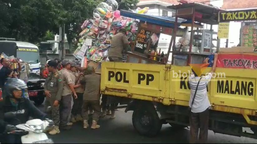 Razia PKL di Alun-Alun Merdeka Kota Malang, Puluhan Gerobak Diangkut