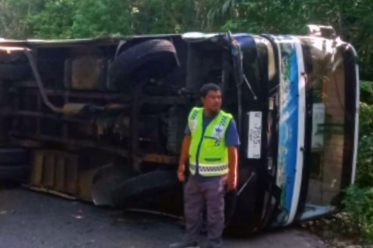 Bus Pariwisata Terguling di Area Loket Pantai Balekambang Malang, Ini Kronologinya
