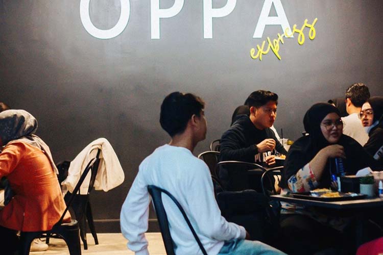 Nongkrong, Makan, Nobar, di Oppa Express Bisa Nikmati Semua&nbsp;Sekaligus