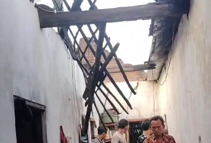 Dua Rumah Berhimpitan di Mojokerto Ludes Terbakar