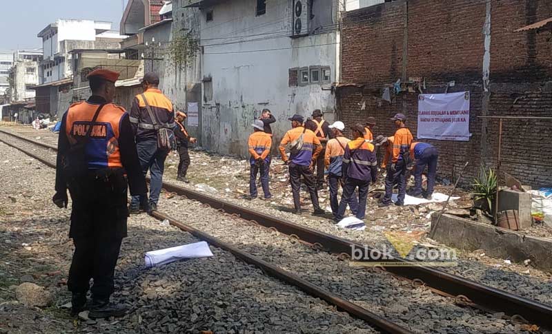 PT KAI Bongkar Bangunan Liar dekat Rel Kereta di Barat LP Lowokwaru Kota Malang
