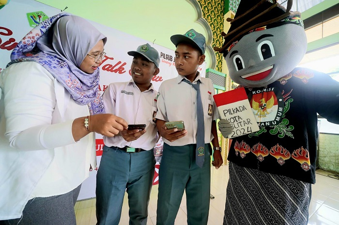 KPU Kota Blitar Sosialisasi Pilkada Serentak 2024 Bagi Pemilih Pemula