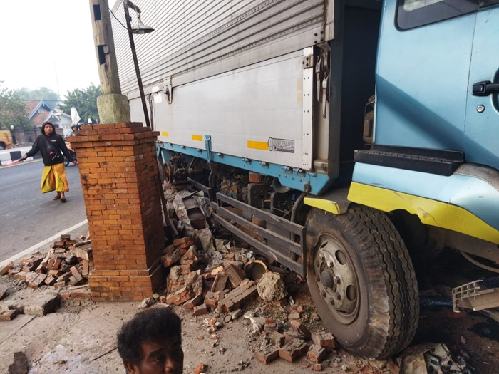 Selip, Truk Wing Box Tabrak Lampu Jalan – Pagar Rumah Warga&nbsp;Mojokerto