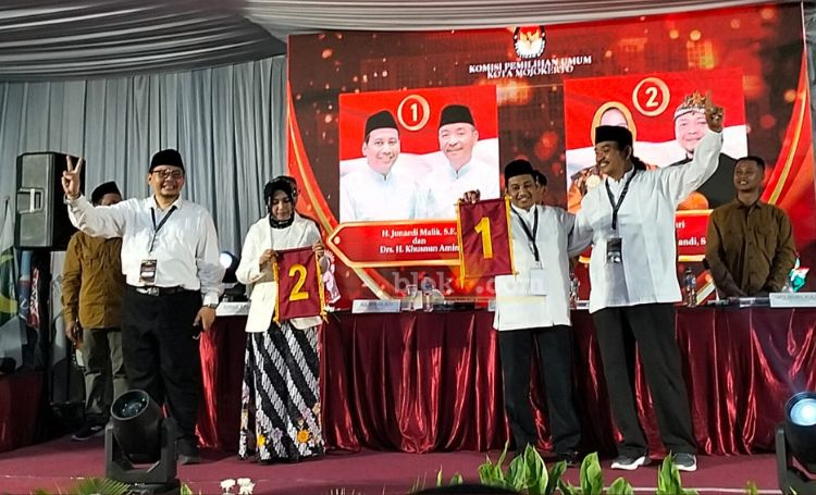 Pengundian Nomor Urut Paslon Pilkada Mojokerto 2024: Juned-Amin 1, Ning Ita-Cak Sandi&nbsp;2