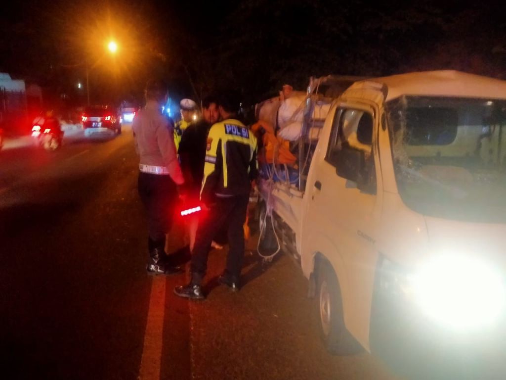 Sopir Terluka Keluar dari Pikapnya yang Oleng Terbalik di Pakisaji Malang